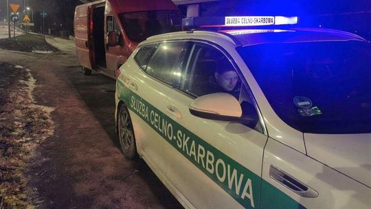 140 kg nielegalnego tytoniu zatrzymała KAS w Szczecinie. Zatrzymany twierdził, że to materiał do palenia w piecu