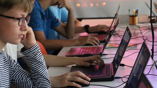 20 000 uczniów postawiło pierwsze kroki w programowaniu w ramach akcji „Koduj z Gigantami”