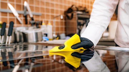 4 najczęstsze błędy w czyszczeniu płyty indukcyjnej