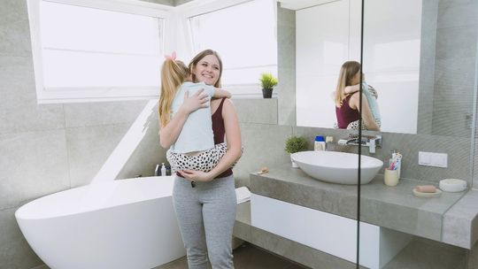 5 trików na optyczne powiększenie małej łazienki