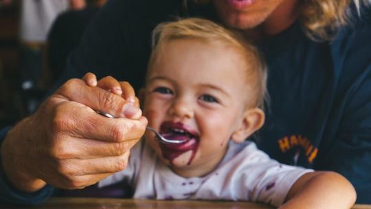 6 tygodni chaosu. Ile naprawdę trwa nauka jedzenia łyżeczką i dlaczego wypluwanie to nie „niechęć”?