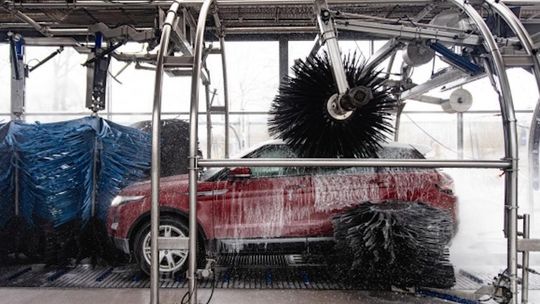 79% polskich kierowców chce zapłacić za szybsze mycie samochodów: nowe badania ujawniają wzrost popytu