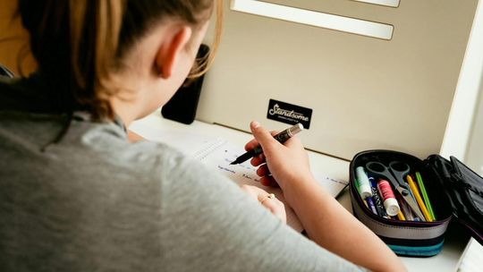 AI już odrabia lekcje z uczniami. Szkoły wciąż nie mają zasad, jak z niej korzystać