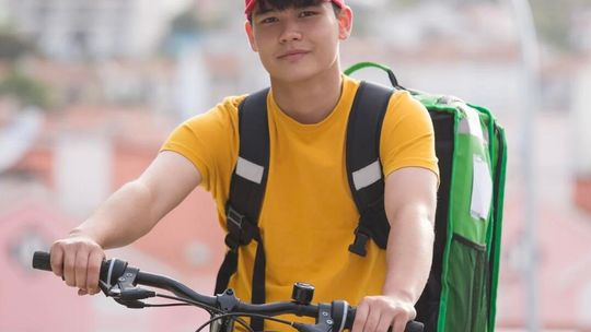 Aktywnie i dynamicznie – jak wygląda sezon letni w branży food delivery?