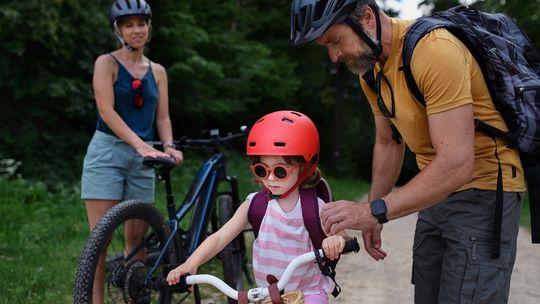 Aktywność na świeżym powietrzu ma ogromny wpływ na wzrok dzieci.  Jak zachęcać dzieci do wychodzenia z domu?