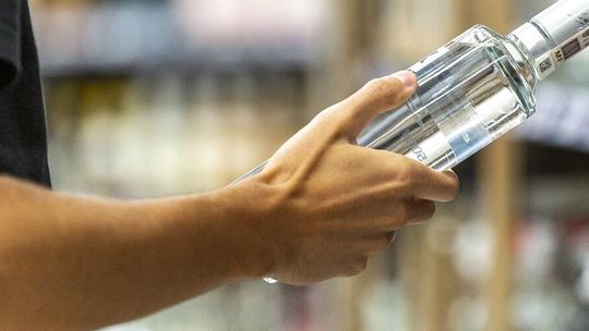 Alkohol i wszystko po trochu. Tak zamierzają w tym roku oszczędzać na świętach Polacy