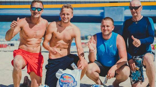 AMATORSKIE SIATKARSKIE POJEDYNKI JUŻ W TEN WEEKEND NA PLAŻY W DĘBKACH! ZBIERZ DRUŻYNĘ I DOŁĄCZ DO RED BULL RUCHOME PIASKI!