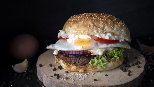 American burger z jajem sadzonym