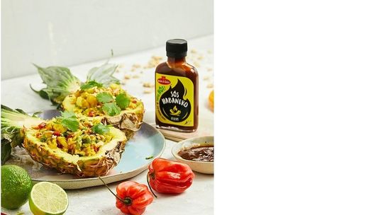 Ananas faszerowany pikantnym ryżem z sosem Habanero Roleski