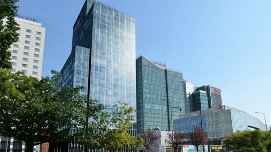 AND2 finalizuje kolejny etap inwestycji. Nowoczesna elewacja biurowca lśni już w zimowym słońcu