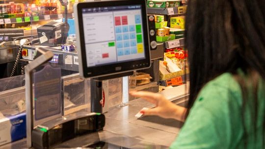 Artykuły tłuszczowe, używki i owoce obecnie najbardziej drenują portfele Polaków