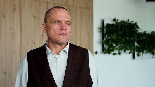 Automaty paczkowe w Polsce stają się dostępniejsze dla osób z niepełnosprawnościami. Pojawiają się również usprawnienia dla seniorów