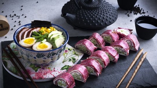 wędliniarskie „sushi” i ramen z polskim akcentem