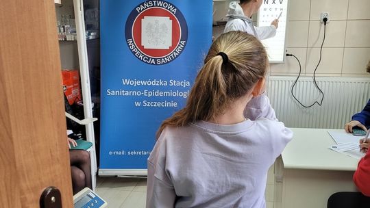 Badanie wzroku uczniów w ramach kampanii pn. #MojaSzkołaZdrowaSzkoła