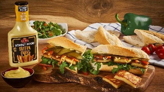 Bagietka z serem halloumi z sosem do frytek curry od Roleski