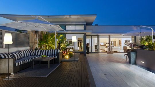 Balkon, taras i ogród – oświetlenie zewnętrzne doda im blasku