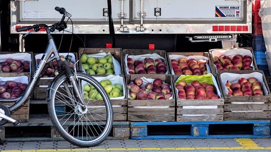 Bazary i targowiska wciąż toczą nierówną walkę o klienta. Ale Polacy o nich nie zapominają