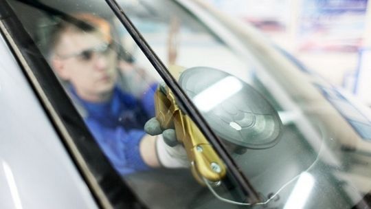 Belron® i AGC podpisują umowę franczyzową na sieci napraw i wymiany szyb samochodowych (NWSS) w Polsce i w Czechach