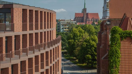 Bernardyńska 4 – architektura, która rozmawia z miastem
