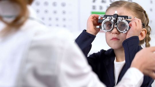 Bezpieczna szkoła zaczyna się od dobrego widzenia.  Czy rodzice badają wzrok swoich dzieci?