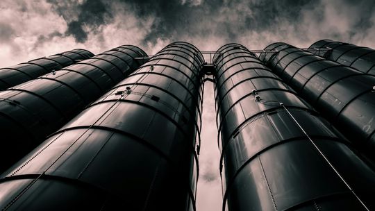 Bezpieczne bramy do obiektów przemysłowych – na co zwrócić uwagę?