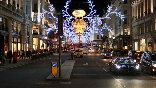 Bezpieczne podróże w okresie świątecznym – o czym pamiętać zamawiając przewóz przez aplikacje?