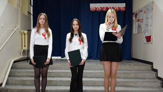 BIAŁO-CZERWONY DZIEŃ W SZKOLE W CERKWICY BIAŁO-CZERWONY DZIEŃ W SZKOLE W CERKWICY