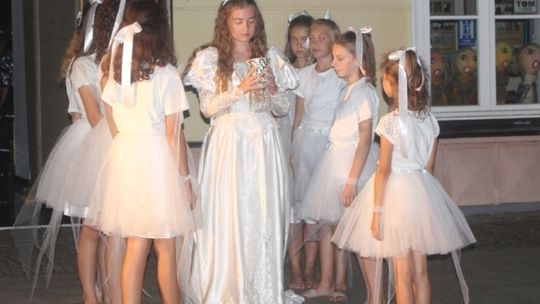 Biel i czerń - czyli Duchy w Pałacu