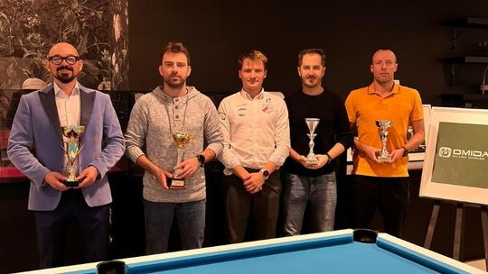 Bilard łączy pracowników biurowych w przerwie na lunch