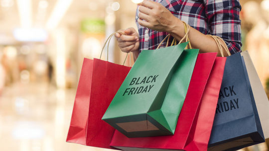 Black Friday, czyli zakupowe szaleństwo. Sprawdź, jak nie wpaść w wir promocji i zadbać o środowisko