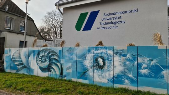 Błękitny mural ZUT-u w Dziwnowie