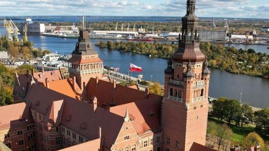 Bożonarodzeniowy kiermasz rękodzieła w Zachodniopomorskim Urzędzie Wojewódzkim