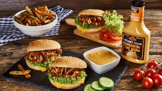 Burger z szarpanymi kotlecikami sojowymi z dodatkiem Sosu do Hamburgerów i Hot Dogów Roleski Street Food