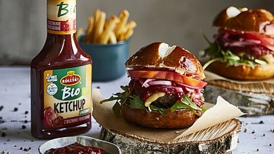Burger z wołowiną, czerwoną cebulką, rukolą i domowymi frytkami z dodatkiem ketchupu z suszonymi pomidorami BIO Roleski