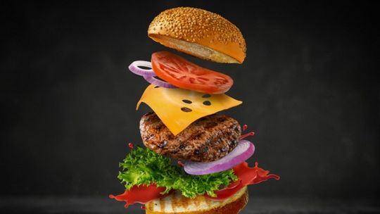 Burgerowy fenomen nie zwalnia – ponad 30% wzrostu zamówień burgerów w aplikacji Glovo