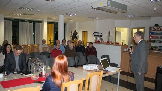 Burmistrz Płotów Radosław Mackiewicz rozmawia z przedsiębiorcami