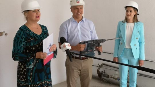 Burmistrz Robert Czapla rozpoczął modernizację biblioteki