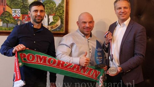Burmistrz Robert Czapla uhonorował Wicemistrza Świata Krzysztofa Skryplonka