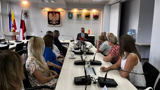 Burmistrz Tomasz Aniuksztys wręczył Akty nadania stopnia awansu zawodowego oraz powierzył stanowiska dyrektorskie