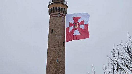 CENTRALNE OBCHODY ŚWIĘTA MARYNARKI WOJENNEJ i gigantyczny proporzec na Latarni Morskiej