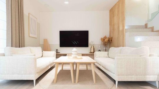 Ciepłe światło i miękkie linie – aranżacja przestrzeni na planie