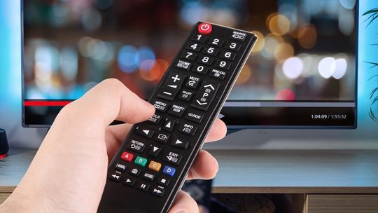 Codzienne oglądanie telewizji deklaruje 57,6 proc. dorosłych Polaków. Widać też wzrost aktywności rdr.