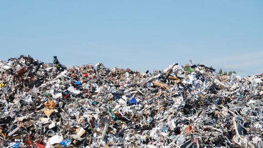 Coraz więcej odpadów. Śmieci produkowane przez Polaków ważą tyle co prawie 35 tysięcy Pendolino