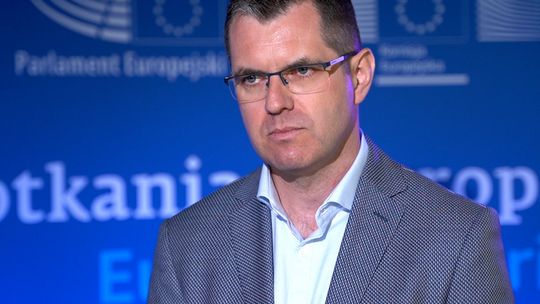 Coraz więcej Polaków widzi korzyści płynące z obecności w UE. Co ósmy wciąż jednak nie potrafi ich wskazać