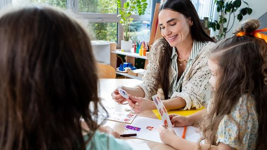 Czego potrzebują dzieci dorastające w świecie pełnym ekranów? Fundacja Orange zaprasza szkoły i przedszkola do programu edukacyjnego MegaMisja Czego potrzebują dzieci dorastające w świecie pełnym ekranów? Fundacja Orange zaprasza szkoły i przedszkola do programu edukacyjnego MegaMisja