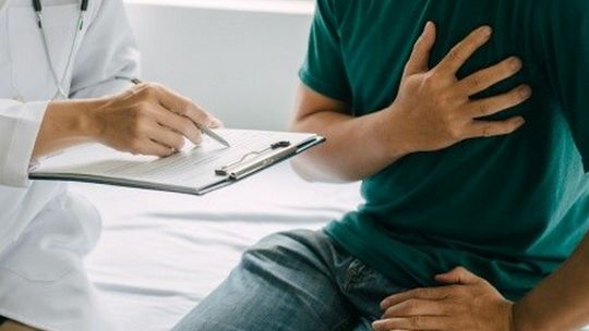 Czterdziestolatkowie zrzucają winę na stres, seniorzy na wiek. Profesor: to śmiertelna pułapka