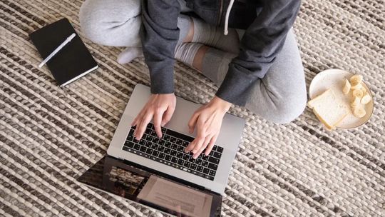 Czy da się zmienić kolor dywanu? Ekspert radzi, kiedy i jak to możliwe