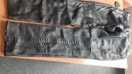 Czy pan zamawiał spodnie z Indonezji?