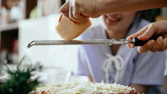 Czy ser żółty na pizzy naprawdę jest „zły”? Nie sam ser decyduje o tym, co mamy na talerzu