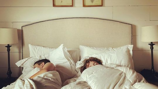 Czy spanie osobno poprawia jakość snu? Czym jest sleep divorce i kiedy może pomóc parom